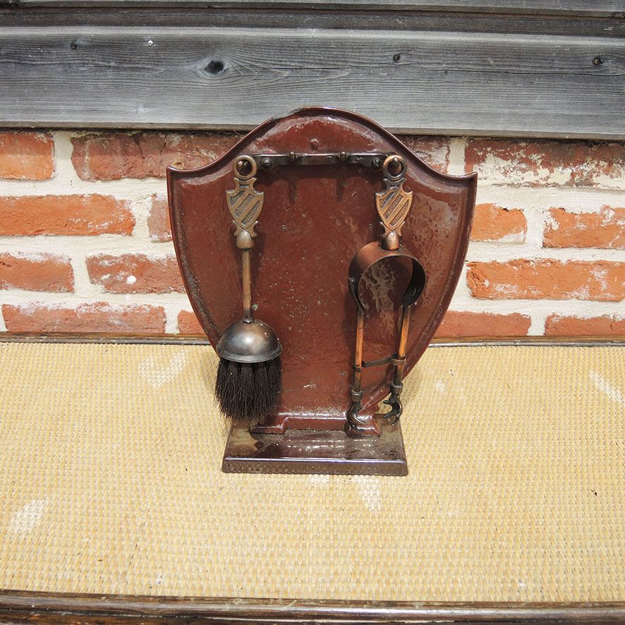 Ancien Serviteur de Cheminée Bouclier avec 2 Outils