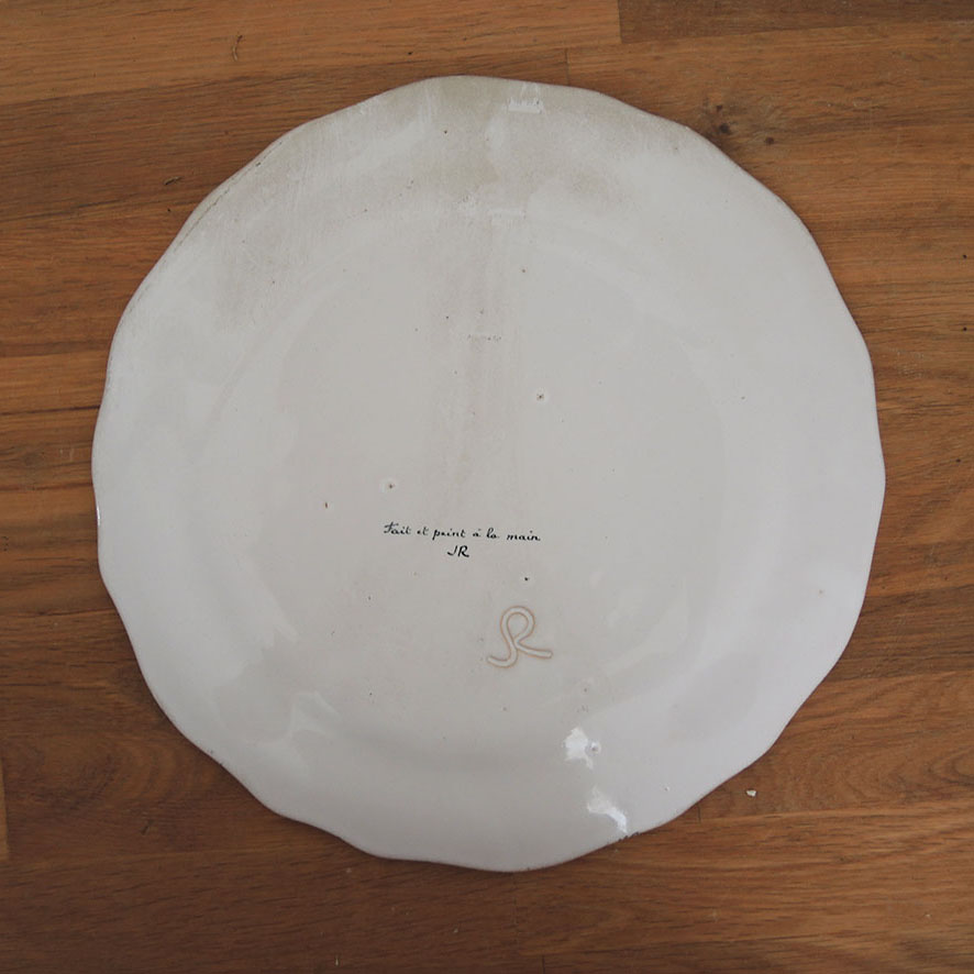 Ancienne Assiette Peinte Main & Signée Combat de Coqs - Image 3