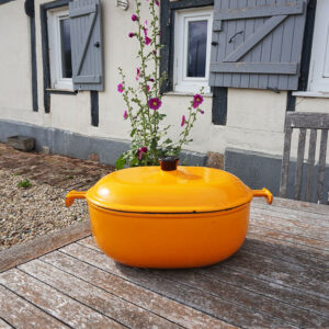 Ancienne Cocotte en Fonte Orange Le Creuset - La Mama d'Enzo Mari