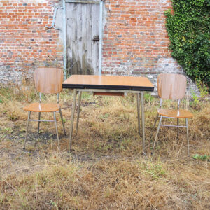 Ensemble en Formica Effet Bois : Une Table Extensible & 2 Chaises